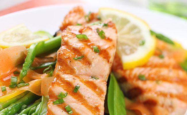 DHA (um ácido gordo ómega 3): salmão cozido lentamente com molho de tomate, laranja e manjericão